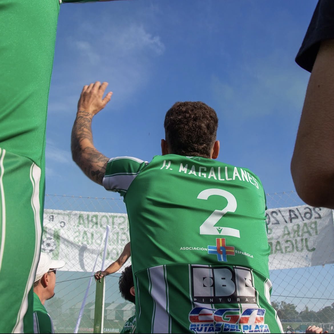 Magallaness3's tweet photo. LA CORDURA NO TIENE OFERTA, RACING FAMILIA💚👊🏼🤍 https://t.co/AuQIf6OFwh