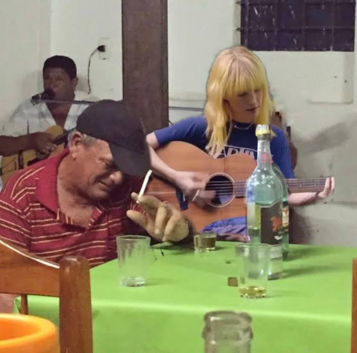 já que a hayley williams jura que é desconhecida, ela podia fazer um show no cabral's bar perto da ufmg em bh