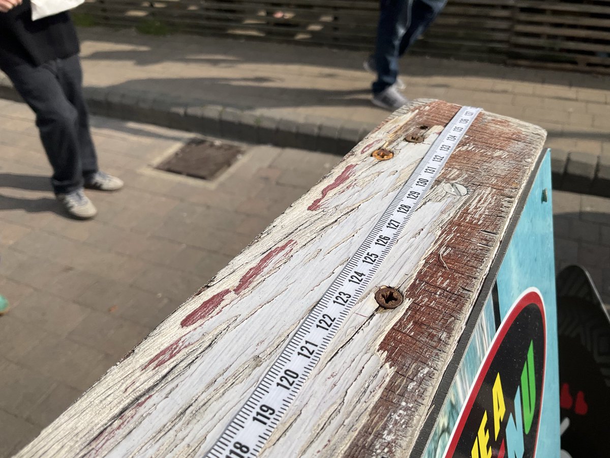 Simoncitizen's tweet image. #Brighton delivers on #PavementObstruction or is this #Highway? This together with the coffee trip factor measures 2M @Love_Brighton #BankHolidayMonday