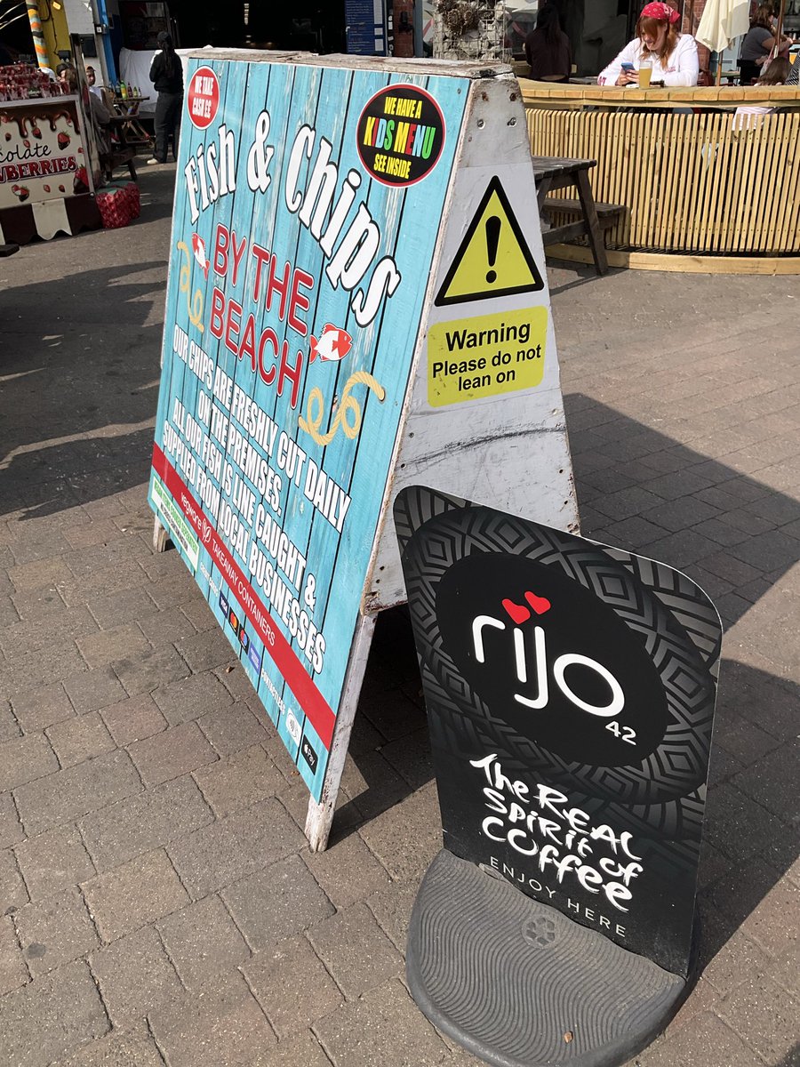 Simoncitizen's tweet image. #Brighton delivers on #PavementObstruction or is this #Highway? This together with the coffee trip factor measures 2M @Love_Brighton #BankHolidayMonday