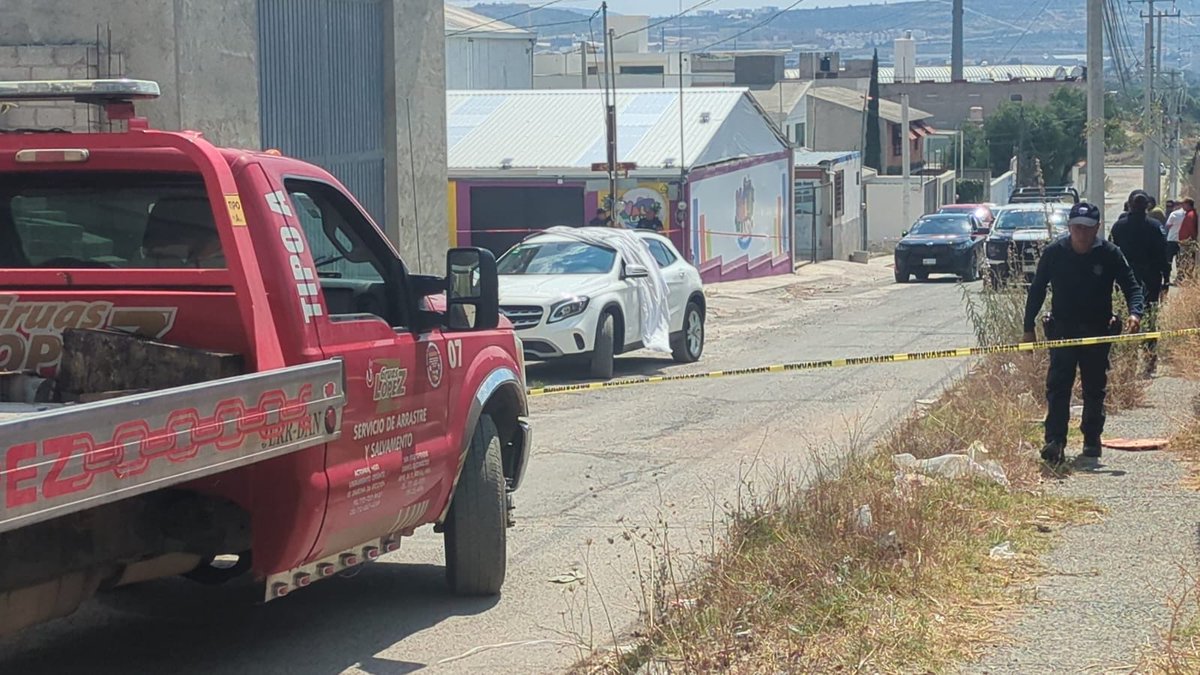 Localizan a una persona sin vida (aparentemente ejecutada), dentro de un auto de lujo en la colonia #LaLoma <a href="/PachucaGob/">H. Ayuntamiento de Pachuca</a> 
Elementos de <a href="/SSP_Hidalgo/">Seguridad Pública de Hidalgo</a> acordonaron la zona. <a href="/PGJE_Hidalgo/">Procuraduría General de Justicia de Hidalgo</a> 
Fotos: Aldo Falcón.
