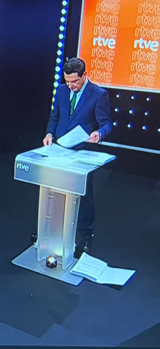 "hmmmmmmm ¿dónde está ese bulo que yo tenía por aquí preparado?" 

#VotaSanidadPública