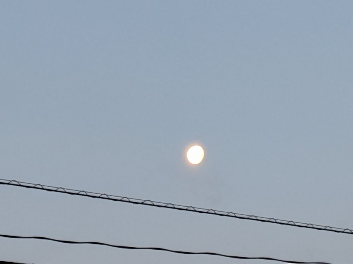 おはようございます。
只今午前5:00。お月さまは昨日ほど鮮やかではありませんが、すっかり明るくなり始めました。今日の勤務はまだまだ続きます。