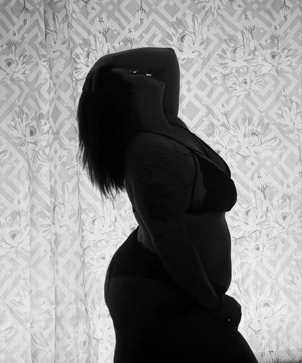 ChelChantea's tweet photo. Shadows and temptations 💋 https://t.co/k3ham4LcJZ