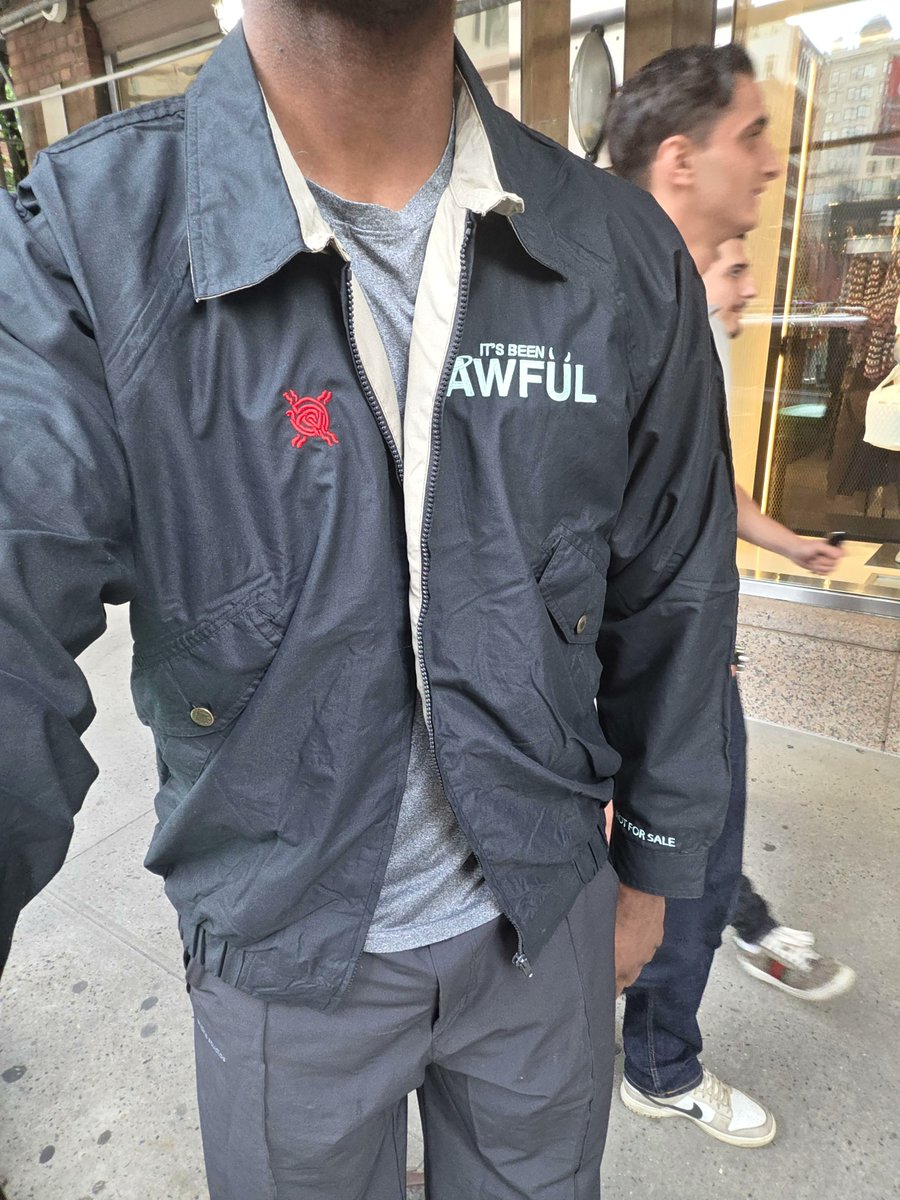 zi70410's tweet photo. @dangerookipawaa  love zay. I got the  XXL last its been awful jacket at @Complex . The zipper broke the first time i tried it on 😞. Yall got anymore in the Vault?? https://t.co/cIXZnI8oGG