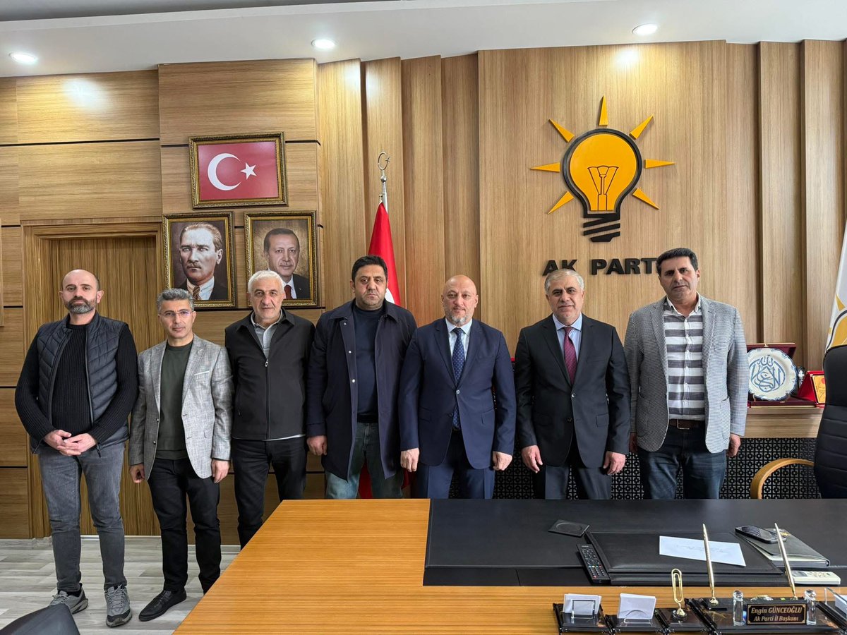 Tatvan Esnaf ve Sanatkârlar Odası Başkanı Sayın Hasan Sönmez ve kıymetli yönetim kurulu üyelerini İl Başkanlığımızda ağırladık. Nazik ziyaretleri dolayısıyla kendilerine teşekkür ediyorum.

Esnafımızın beklenti ve taleplerini dinleyerek, şehrimizin ticari hayatına yönelik