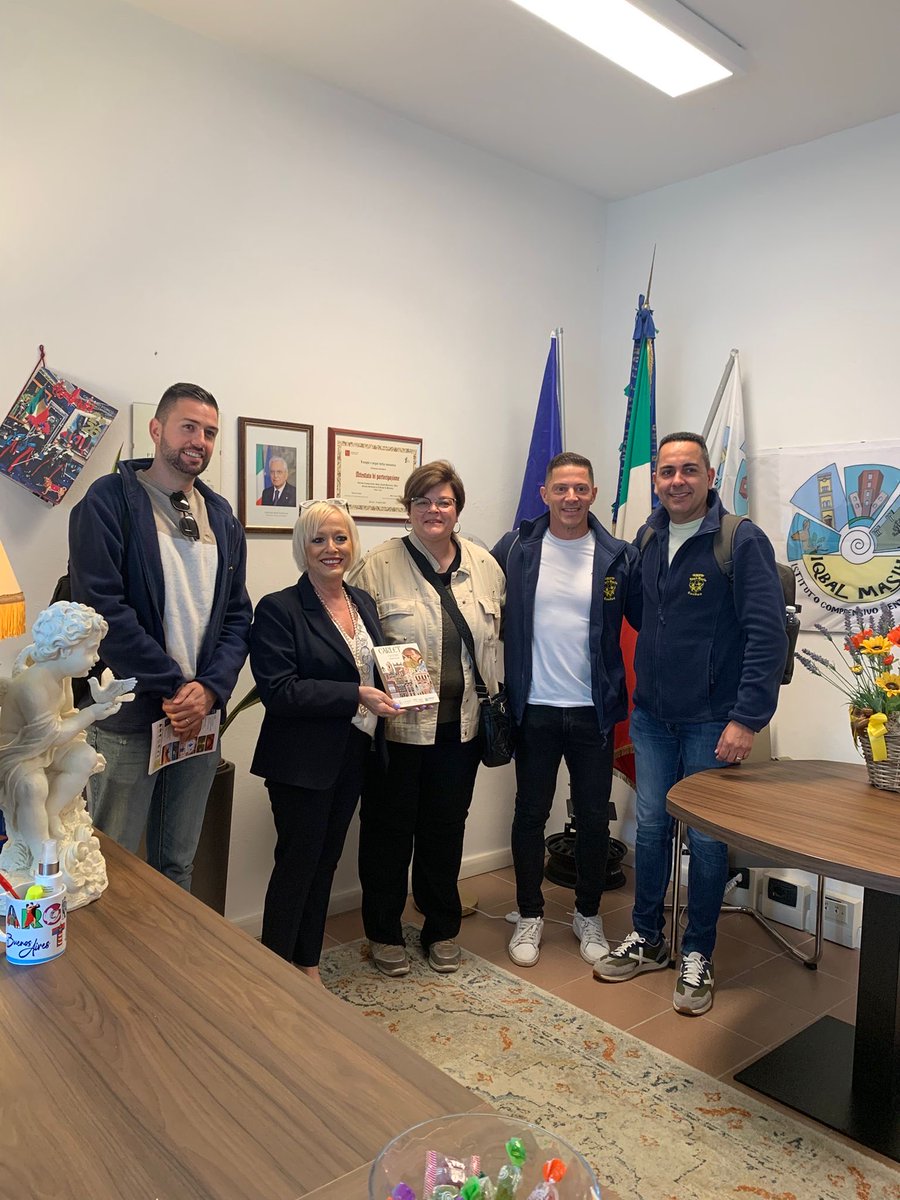 ceip_marin's tweet photo. Ahir va començar la nostra aventura Erasmus. El nostre alumnat va ser rebut per les famílies Italianes a l’aeroport de Pisa. Després de passar la vesprada a Pisa van anar a Bientina I Buti amb les famílies. Hui hem visitat l’escola I el poble de Buti https://t.co/yPD1y3m7PK
