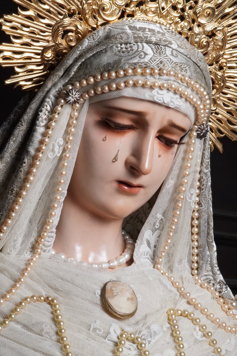 JulianBCN86's tweet photo. Nuestra Señora de las Angustias de Barcelona recrea una histórica estampa enjoyada con collares de perlas, a semejanza de la Virgen del Rosario de la @hdaddemontesion de Sevilla. Y... impacta! Qué guapa que está! https://t.co/UATx8LdTKr
