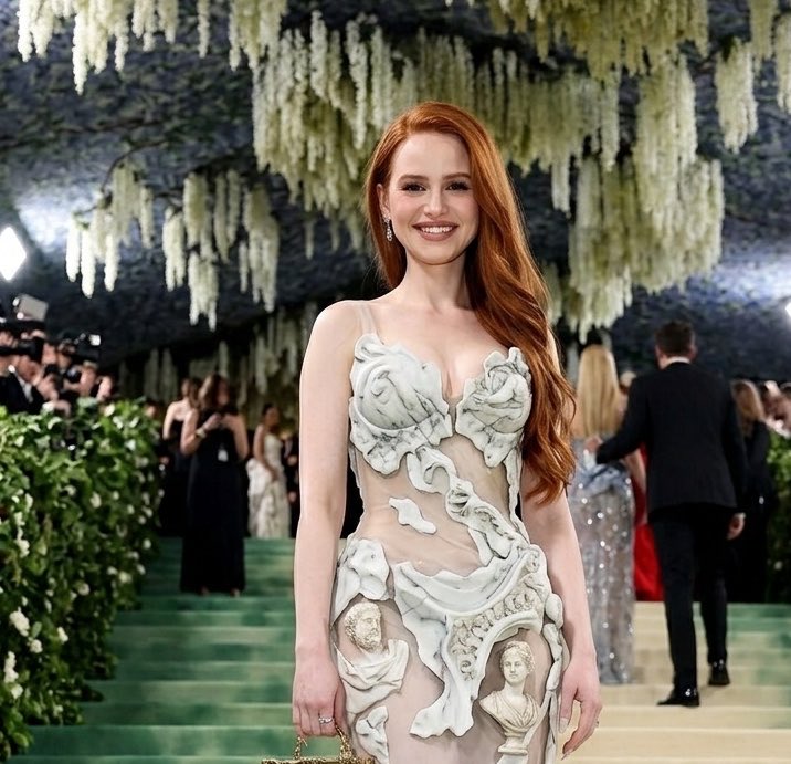 sonzapetsch's tweet photo. CHEGOU CEDO! Depois de anos Madelaine Petsch está presente no Met Gala 2026. https://t.co/eeo9y78Sot