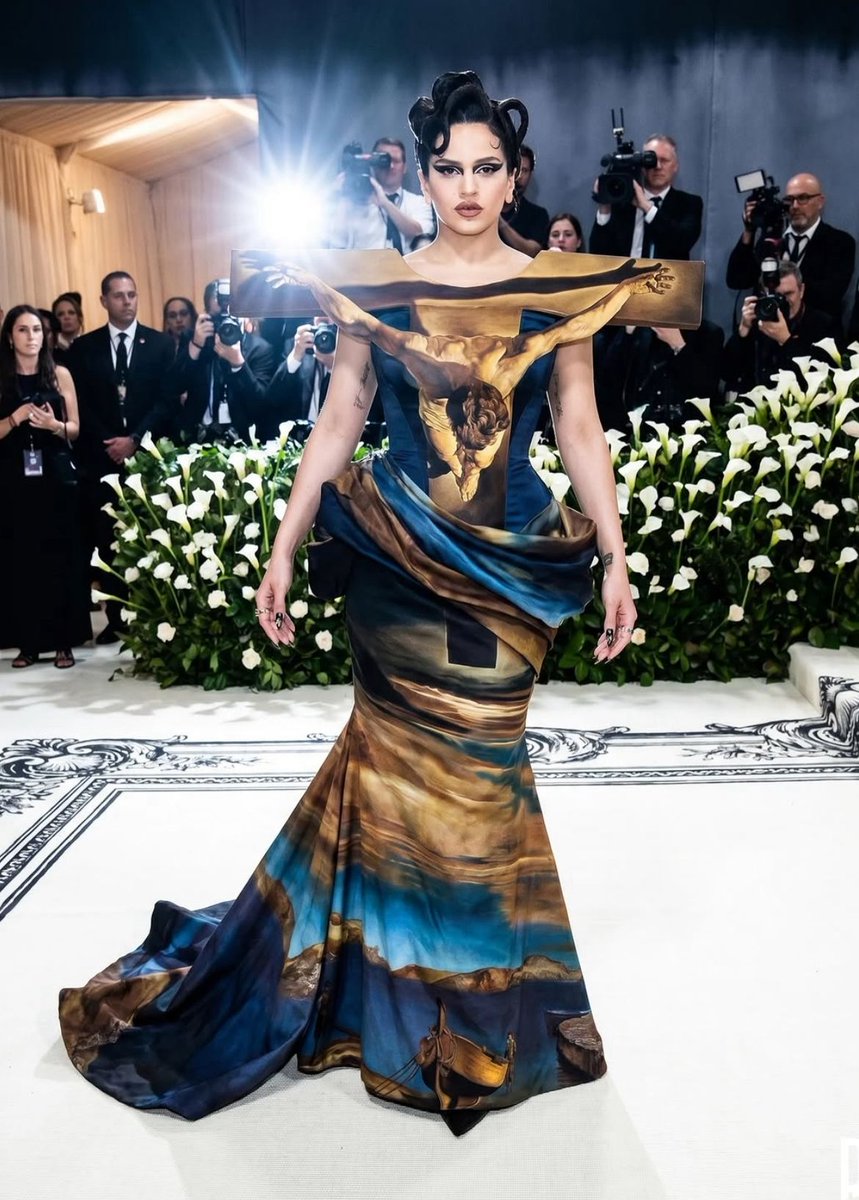 Rosalía llegando a la Met Gala en NY