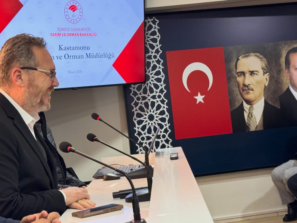 sevgilioglu's tweet photo. 📍 Haftalık Toplantılarımız | AK PARTİ KASTAMONU İL BAŞKANLIĞI 

Bizler, millete hizmeti kendine vazife bilenlerin safında, aynı inanç ve kararlılıkla yol almaya devam ediyoruz.

Haftalık programlarımız kapsamında istişarelerimizi gerçekleştirerek toplantımızı icra ettik.

Bu hafta eğitim sunumumuzda; İl Tarım Müdürlüğümüzün katkılarıyla, üreticimizin ve çiftçimizin alın teriyle şekillenen tarımın her alanında yürütülen hizmet odaklı çalışmalar üzerine kapsamlı sunumları dinledik.

Toprağın bereketinden sanayinin gücüne uzanan bu büyük yürüyüşte; üretimden organize sanayiye kadar her alanda, milletimiz için çalışmaya ve hizmet üretmeye kararlılıkla devam ediyoruz.

@Akparti @RTErdogan @abuyukgumus @akparti_37