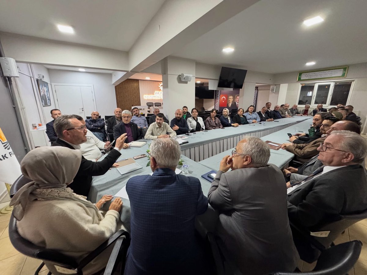 sevgilioglu's tweet photo. 📍 Haftalık Toplantılarımız | AK PARTİ KASTAMONU İL BAŞKANLIĞI 

Bizler, millete hizmeti kendine vazife bilenlerin safında, aynı inanç ve kararlılıkla yol almaya devam ediyoruz.

Haftalık programlarımız kapsamında istişarelerimizi gerçekleştirerek toplantımızı icra ettik.

Bu hafta eğitim sunumumuzda; İl Tarım Müdürlüğümüzün katkılarıyla, üreticimizin ve çiftçimizin alın teriyle şekillenen tarımın her alanında yürütülen hizmet odaklı çalışmalar üzerine kapsamlı sunumları dinledik.

Toprağın bereketinden sanayinin gücüne uzanan bu büyük yürüyüşte; üretimden organize sanayiye kadar her alanda, milletimiz için çalışmaya ve hizmet üretmeye kararlılıkla devam ediyoruz.

@Akparti @RTErdogan @abuyukgumus @akparti_37