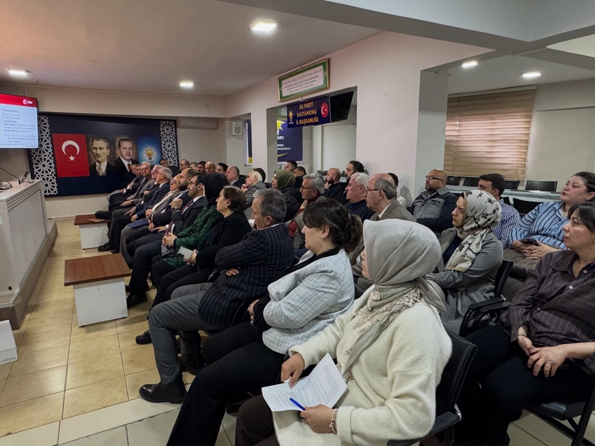 sevgilioglu's tweet photo. 📍 Haftalık Toplantılarımız | AK PARTİ KASTAMONU İL BAŞKANLIĞI 

Bizler, millete hizmeti kendine vazife bilenlerin safında, aynı inanç ve kararlılıkla yol almaya devam ediyoruz.

Haftalık programlarımız kapsamında istişarelerimizi gerçekleştirerek toplantımızı icra ettik.

Bu hafta eğitim sunumumuzda; İl Tarım Müdürlüğümüzün katkılarıyla, üreticimizin ve çiftçimizin alın teriyle şekillenen tarımın her alanında yürütülen hizmet odaklı çalışmalar üzerine kapsamlı sunumları dinledik.

Toprağın bereketinden sanayinin gücüne uzanan bu büyük yürüyüşte; üretimden organize sanayiye kadar her alanda, milletimiz için çalışmaya ve hizmet üretmeye kararlılıkla devam ediyoruz.

@Akparti @RTErdogan @abuyukgumus @akparti_37