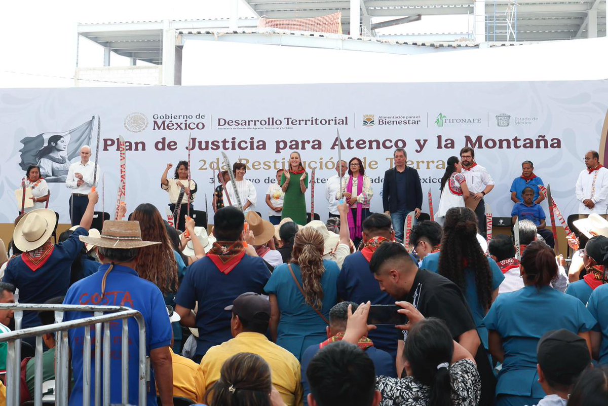 victor_suarez's tweet photo. 📍 Atenco, Estado de México

A 20 años de la represión, celebro que el @GobiernoMX  haya dado un paso histórico: la segunda restitución de tierras al ejido de Atenco, devolviendo 81 parcelas (54.5 hectáreas) a quienes nunca dejaron de defender su territorio.

Ayer, en este pueblo digno que impidió el arrebato de sus tierras para la construcción inviable de un aeropuerto, estuvieron la presidenta @Claudiashein; la directora general de @alimenbienestar, @Mary_Luisa_AG; la secretaria de @SEDATU_mx, @EdnaElenaVegaR1; y la representante del Frente de Pueblos en Defensa de la Tierra, Hortencia Ramos, quienes recordaron que la lucha de Atenco es memoria y justicia.

Desde la @PAgraria  refrendo nuestra misión: Rescatar, Defender y Revalorizar a los ejidos y comunidades agrarias. Hoy, donde hubo despojo, hay restitución; donde hubo maltrato, hay reconocimiento. 🌱🇲🇽

#JusticiaAgraria #Atenco #MemoriaYDignidad #PAdeTerritorio #PropiedadSocial