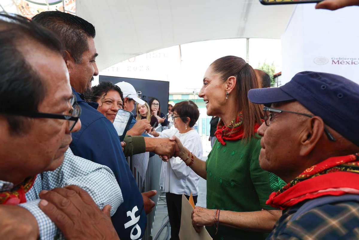 victor_suarez's tweet photo. 📍 Atenco, Estado de México

A 20 años de la represión, celebro que el @GobiernoMX  haya dado un paso histórico: la segunda restitución de tierras al ejido de Atenco, devolviendo 81 parcelas (54.5 hectáreas) a quienes nunca dejaron de defender su territorio.

Ayer, en este pueblo digno que impidió el arrebato de sus tierras para la construcción inviable de un aeropuerto, estuvieron la presidenta @Claudiashein; la directora general de @alimenbienestar, @Mary_Luisa_AG; la secretaria de @SEDATU_mx, @EdnaElenaVegaR1; y la representante del Frente de Pueblos en Defensa de la Tierra, Hortencia Ramos, quienes recordaron que la lucha de Atenco es memoria y justicia.

Desde la @PAgraria  refrendo nuestra misión: Rescatar, Defender y Revalorizar a los ejidos y comunidades agrarias. Hoy, donde hubo despojo, hay restitución; donde hubo maltrato, hay reconocimiento. 🌱🇲🇽

#JusticiaAgraria #Atenco #MemoriaYDignidad #PAdeTerritorio #PropiedadSocial