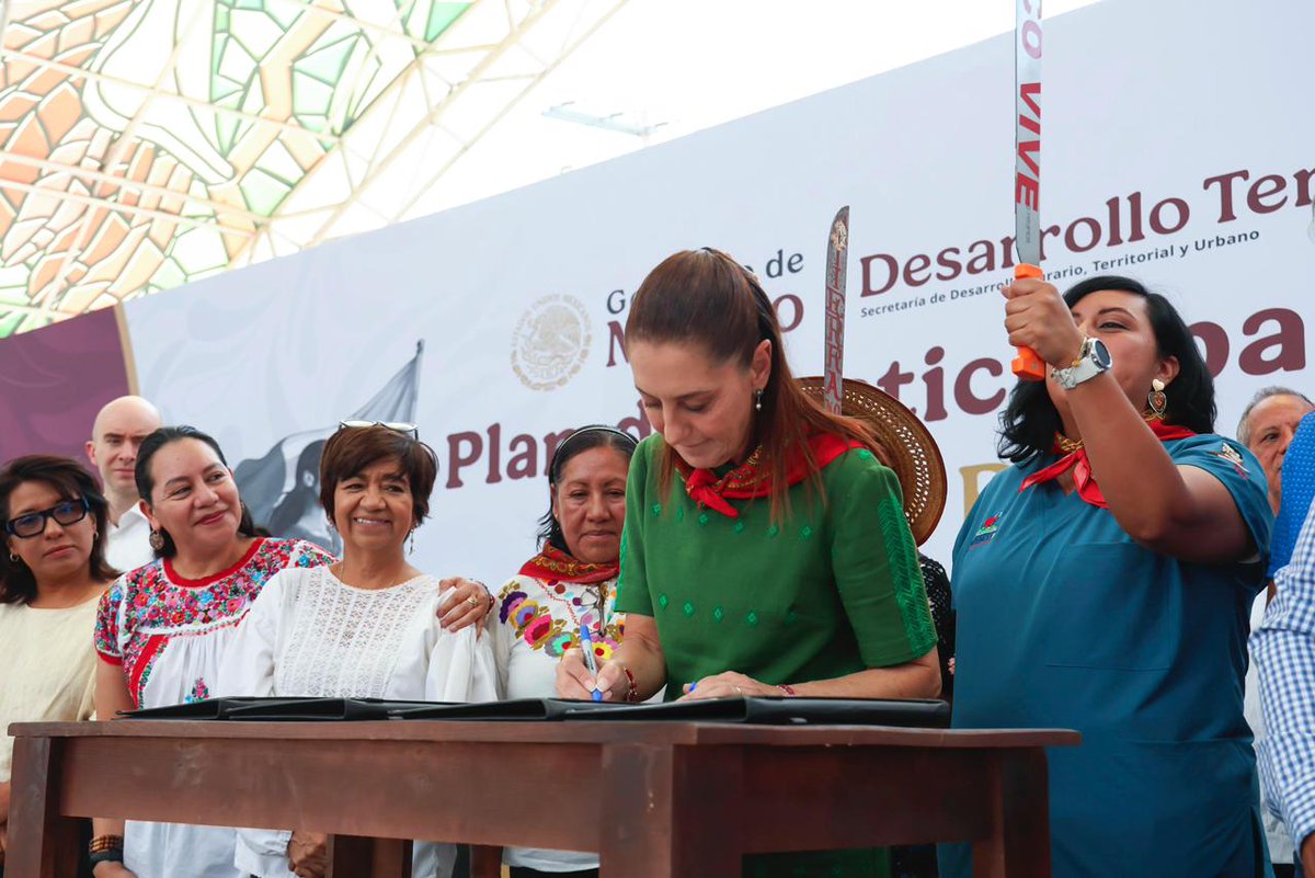 victor_suarez's tweet photo. 📍 Atenco, Estado de México

A 20 años de la represión, celebro que el @GobiernoMX  haya dado un paso histórico: la segunda restitución de tierras al ejido de Atenco, devolviendo 81 parcelas (54.5 hectáreas) a quienes nunca dejaron de defender su territorio.

Ayer, en este pueblo digno que impidió el arrebato de sus tierras para la construcción inviable de un aeropuerto, estuvieron la presidenta @Claudiashein; la directora general de @alimenbienestar, @Mary_Luisa_AG; la secretaria de @SEDATU_mx, @EdnaElenaVegaR1; y la representante del Frente de Pueblos en Defensa de la Tierra, Hortencia Ramos, quienes recordaron que la lucha de Atenco es memoria y justicia.

Desde la @PAgraria  refrendo nuestra misión: Rescatar, Defender y Revalorizar a los ejidos y comunidades agrarias. Hoy, donde hubo despojo, hay restitución; donde hubo maltrato, hay reconocimiento. 🌱🇲🇽

#JusticiaAgraria #Atenco #MemoriaYDignidad #PAdeTerritorio #PropiedadSocial