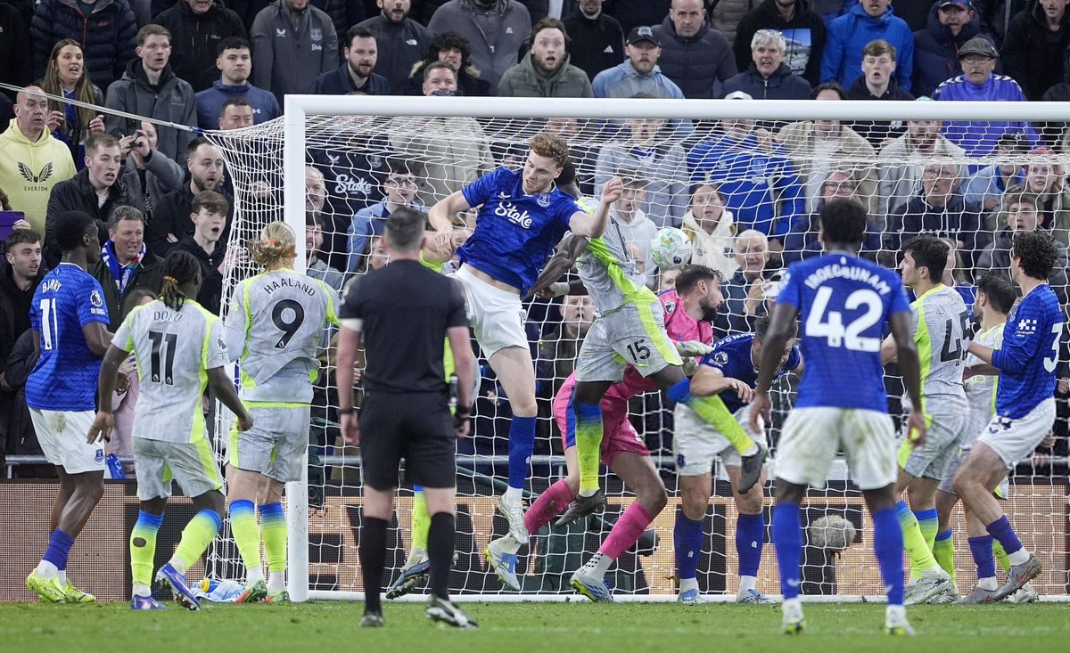 SystemFoot's tweet photo. [#PremierLeague🏴󠁧󠁢󠁥󠁮󠁧󠁿] 3-3 entre #Everton et #ManchesterCity !

⚽️⚽️ #Barry 68’ 81’
⚽️ #OBrien 73’

⚽️⚽️ #Doku 43’ 90’+7
⚽️ #Haaland 83’

#EVEMCI https://t.co/SjYKNddvKG