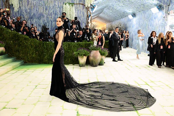 elsalvador's tweet image. #DeDiversión | Las estrellas más rutilantes de #Hollywood, la música, el deporte y el estilismo desfilan por la alfombra roja este lunes para la #MetGala, el extravagante baile benéfico de #Manhattan que este año pone el foco en la intersección entre la moda y el arte.

📷