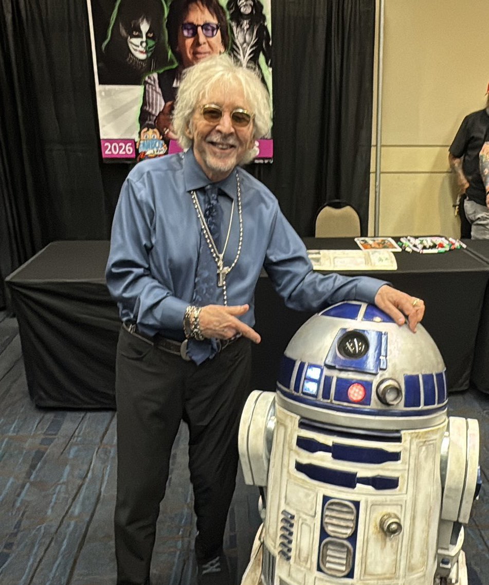bob_robertnash's tweet photo. My childhood….
Peter Criss and R2-D2
#70sKISS
#StarWarsDay https://t.co/UJL1RlLoNv