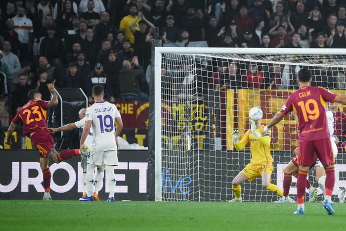 FirenzePost's tweet photo. Fiorentina battuta con poker (4-0) dalla Roma. Vanoli impietrito. Unica luce: il palo di Braschi nella ripresa. Pagelle
https://t.co/PHKLyfywEK https://t.co/uQUQLA2vsH