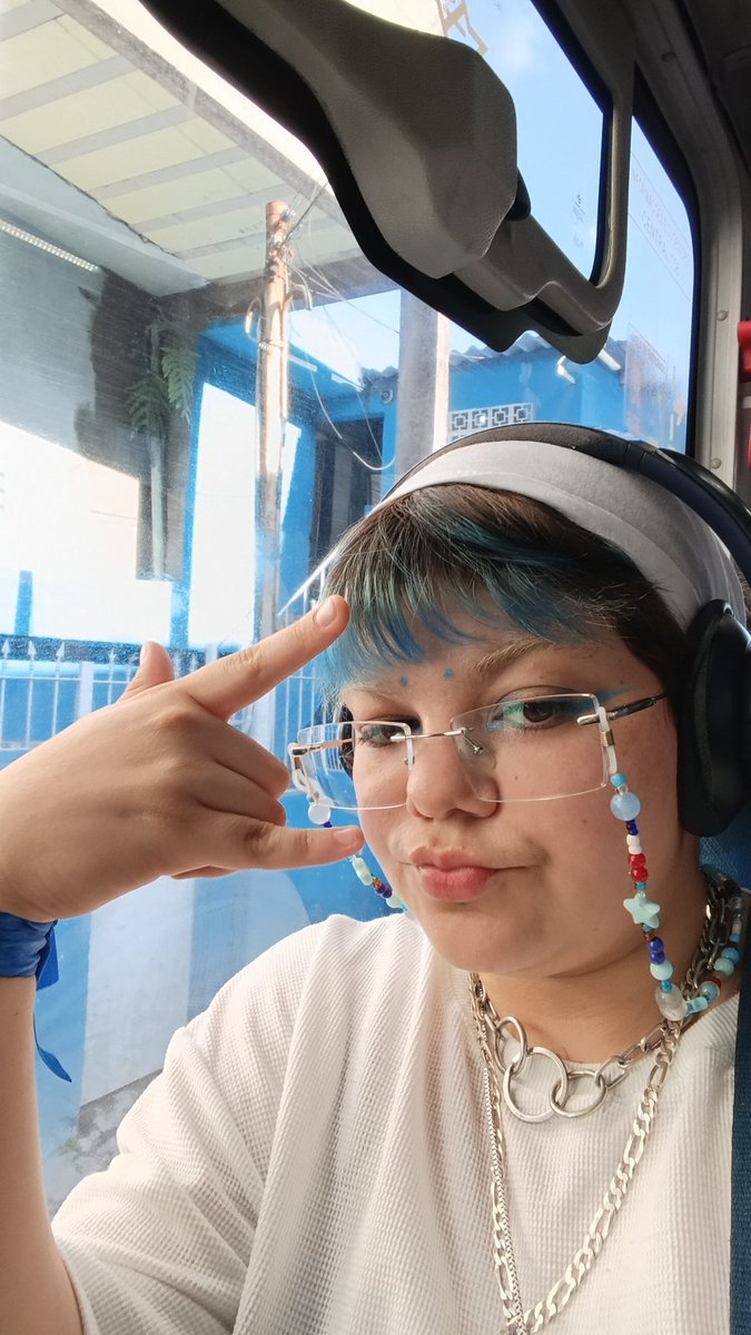 minha mãe falou que eu to a cara dela quando era jovem 
e eu simplesmente não sou capaz de enxergar isso 

preciso de opiniões externas
opinem!!