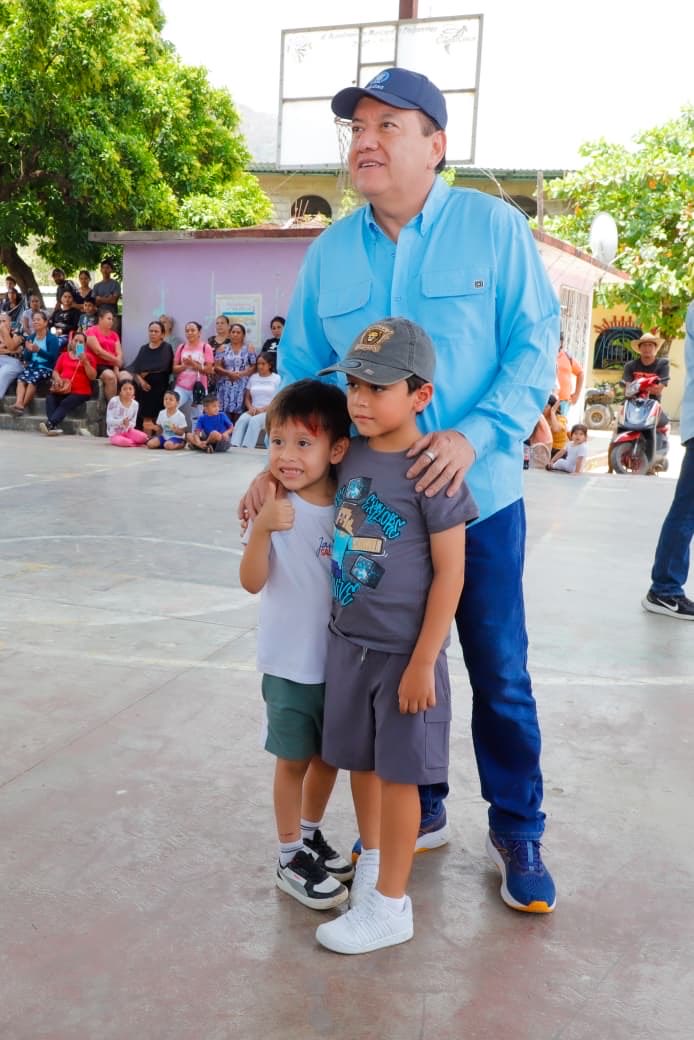 JavSaldana's tweet photo. 💖🧸 Infinitas gracias por su solidaridad y gran humanismo, querida comunidad universitaria. Gracias a ustedes, miles de niñas y niños de la Sierra recibieron un apapacho en el alma.

🎁🏞️ Como cada año, realizamos un recorrido por las comunidades de la Ruta de los Pueblos Santos en la Octava Región, llevando alegría y sana diversión. Todo fue posible gracias a los donativos de la comunidad UAGro y al compromiso de #RetoUAGro, una hermosa iniciativa altruista con vocación de servicio al prójimo.

😊👦🏻 Ver las sonrisas de los más pequeños es una gran bendición, me recuerda mi infancia en el pueblo y me llena el corazón de gratitud.

#NiñezFeliz #SolidaridadUniversitaria #PueblosSantos #UAGroConElCorazón