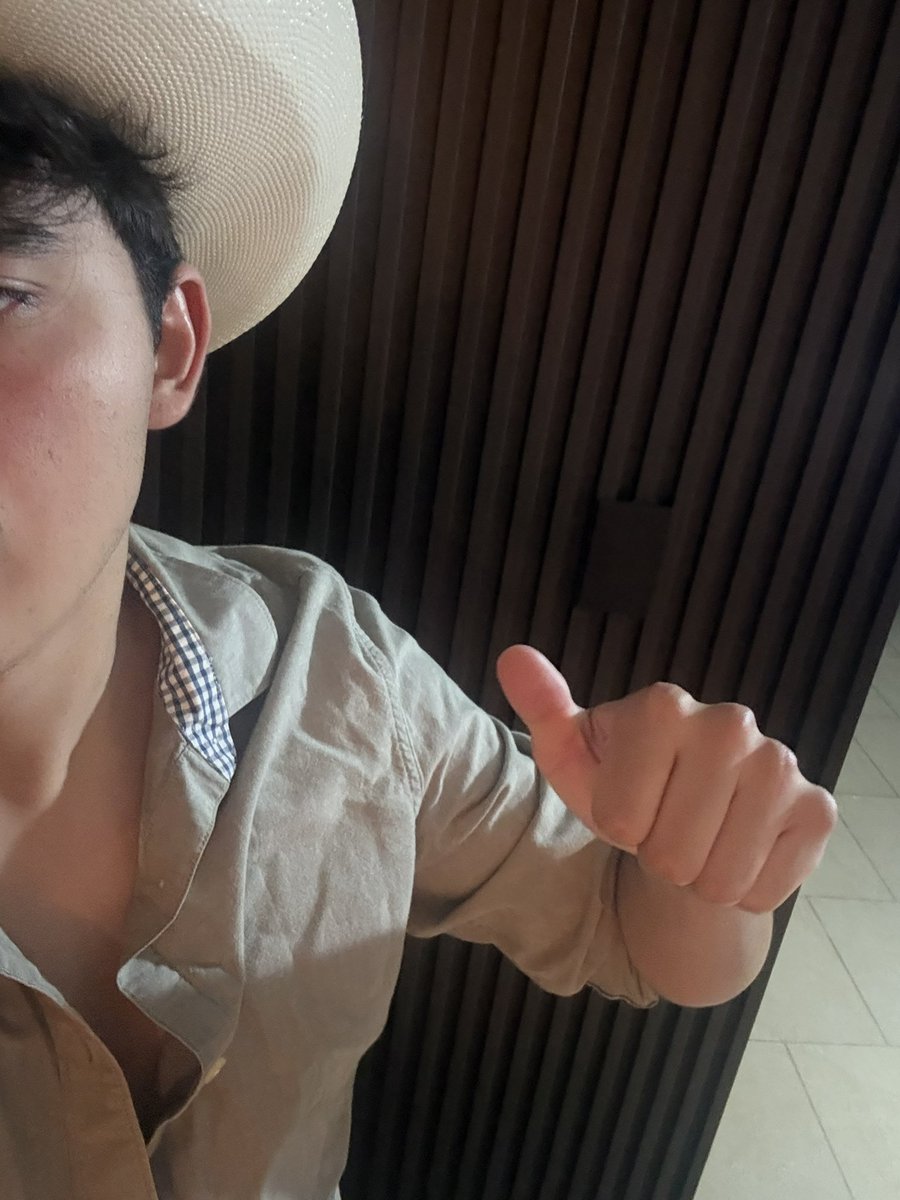 SaKitmi's tweet photo. alguien que me regale un caballo y un rancho, es que ya me compre el sombrero y ni modo que lo traiga de okis https://t.co/D8FvnDwnf9