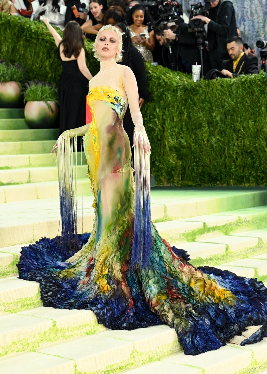 Emma Chamberlain goes all out in theme at the #MetGala