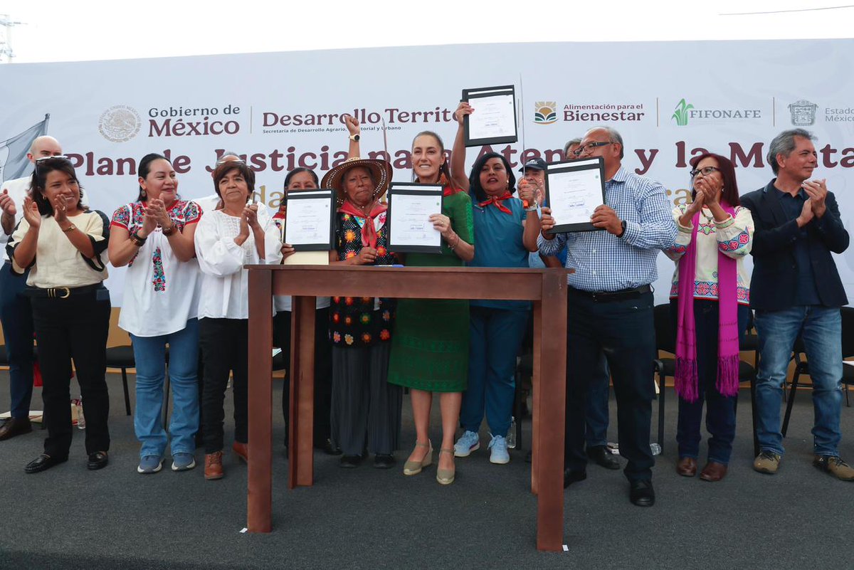 victor_suarez's tweet photo. 📍 Atenco, Estado de México

A 20 años de la represión, celebro que el @GobiernoMX  haya dado un paso histórico: la segunda restitución de tierras al ejido de Atenco, devolviendo 81 parcelas (54.5 hectáreas) a quienes nunca dejaron de defender su territorio.

Ayer, en este pueblo digno que impidió el arrebato de sus tierras para la construcción inviable de un aeropuerto, estuvieron la presidenta @Claudiashein; la directora general de @alimenbienestar, @Mary_Luisa_AG; la secretaria de @SEDATU_mx, @EdnaElenaVegaR1; y la representante del Frente de Pueblos en Defensa de la Tierra, Hortencia Ramos, quienes recordaron que la lucha de Atenco es memoria y justicia.

Desde la @PAgraria  refrendo nuestra misión: Rescatar, Defender y Revalorizar a los ejidos y comunidades agrarias. Hoy, donde hubo despojo, hay restitución; donde hubo maltrato, hay reconocimiento. 🌱🇲🇽

#JusticiaAgraria #Atenco #MemoriaYDignidad #PAdeTerritorio #PropiedadSocial