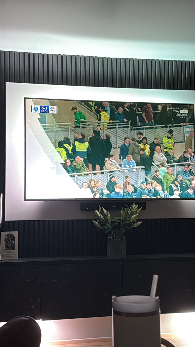 ellshepherd's tweet image. Team was 3-1 down with 10 minutes to go and they’re walking out…. Embarrassing! Fans fully BOTTLED IT!!!! #ManCity #Everton