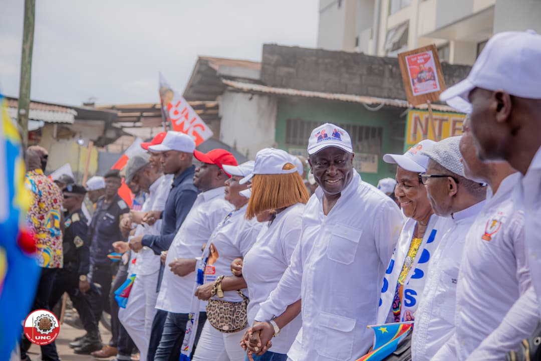 simeonisako13's tweet photo. #RDC | 🔥Marche réussie de l’UDPS et ses alliés de l’Union sacrée en soutien à l’administration Trump:
Une mobilisation impressionnante, à couper le souffle, a été enregistrée ce lundi à la suite de l’appel du SG et président a.i du parti présidentiel, @AugustinKabuyaT.
L'absence d’André Mbata, secrétaire permanent, de l'USN était remarquable, pourtant il se dit fervent soutien de Tshisekedi. 
Selon plusieurs analyses,  ses décisions jugées solitaires et peu concertées ont créé des tensions et des frictions avec les membres du présidium.
Cette démonstration de force devrait servir de leçon : privilégier la concertation, l’unité et l’action collective au service de la nation.