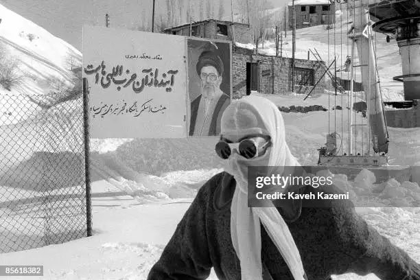 IranianPortrait's tweet photo. زنی با حجاب اسلامی و عینک اسکی، از مقابل تابلوی فدراسیون اسکی در شمشک عبور می‌کند؛ بر روی این تابلو پیامی از آیت‌الله علی خامنه‌ای با این متن نقش بسته است: «آینده متعلق به حزب‌الله است»، دی‌ماه ۷۹. 

عکس از کاوه کاظمی https://t.co/UhD9FqXgxE