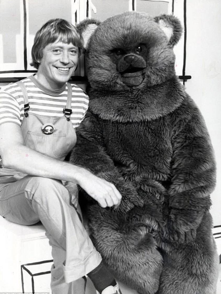 W8ESY's tweet photo. This photo of Mark Hamil and Chewbakka takes me right back to the 70's #MayTheFourth https://t.co/5EPRpQeZcn