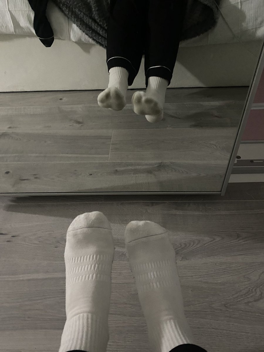 simping4sofia's tweet image. imagine i’ve been on my feet all day so who wants to come have a sniff 

#feet #findom #princess #dom
