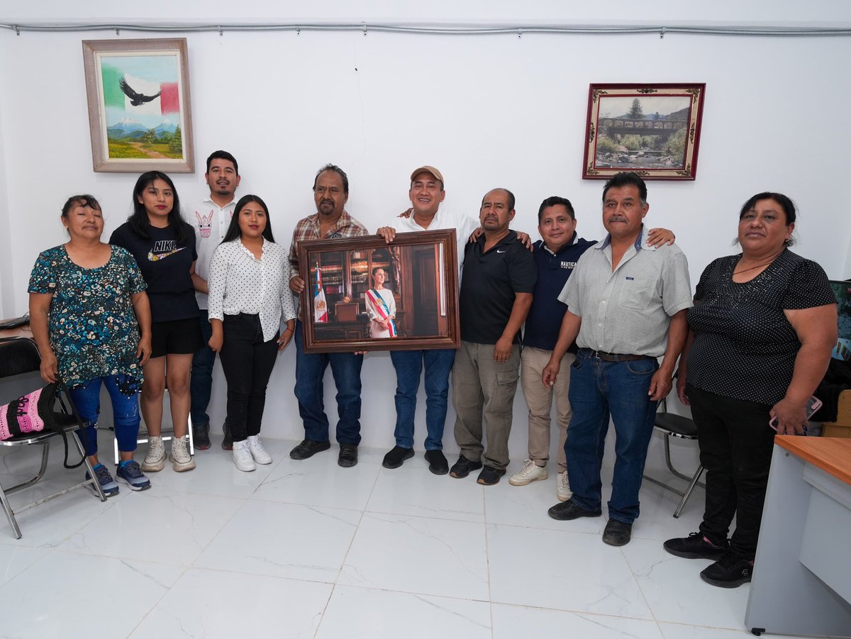 Nino_Morales1's tweet photo. Recorremos la Sierra Juárez, iniciando en Santa María Yavesía, donde informamos de manera directa sobre las acciones y programas que impulsa el gobierno de la #PrimaveraOaxaqueña.

Junto a mi amigo Isaías Carranza, diputado local, y Pedro Bladimir Vásquez López #ChepeFuco, hicimos entrega de un cuadro de nuestra presidenta @Claudiashein al presidente municipal Álvaro Job Hernández Cruz y a su Cabildo.

#SenadorDeTerritorio #NinoMorales #Morena