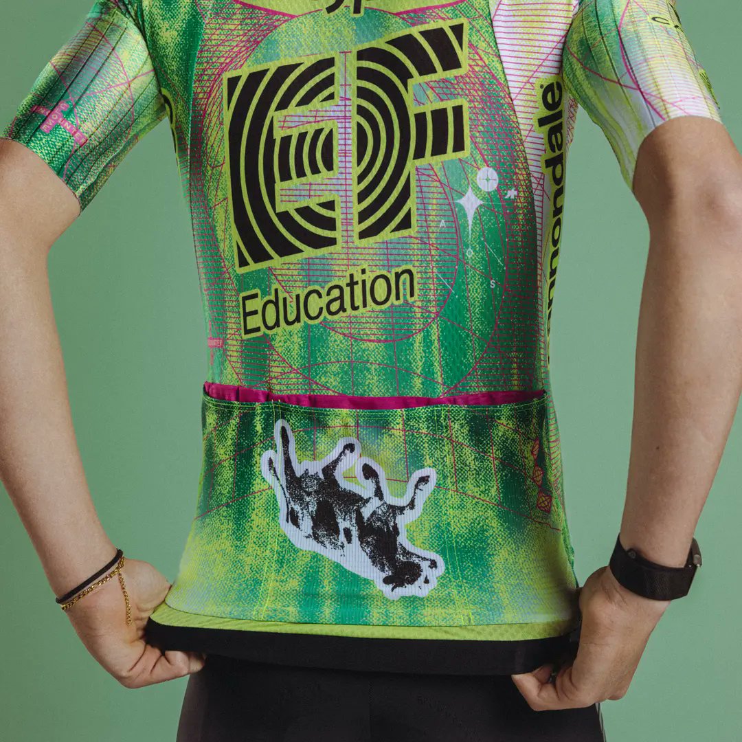 RadioPedalEC's tweet image. ASSOS y EF Pro Cycling presentan el maillot “Ride In Peace” para el Giro de Italia  🇮🇹  2026 🚴‍♂️
.
.
📷 efprocycling 
.
.
#Ciclismo #Cycling #GirodItalia