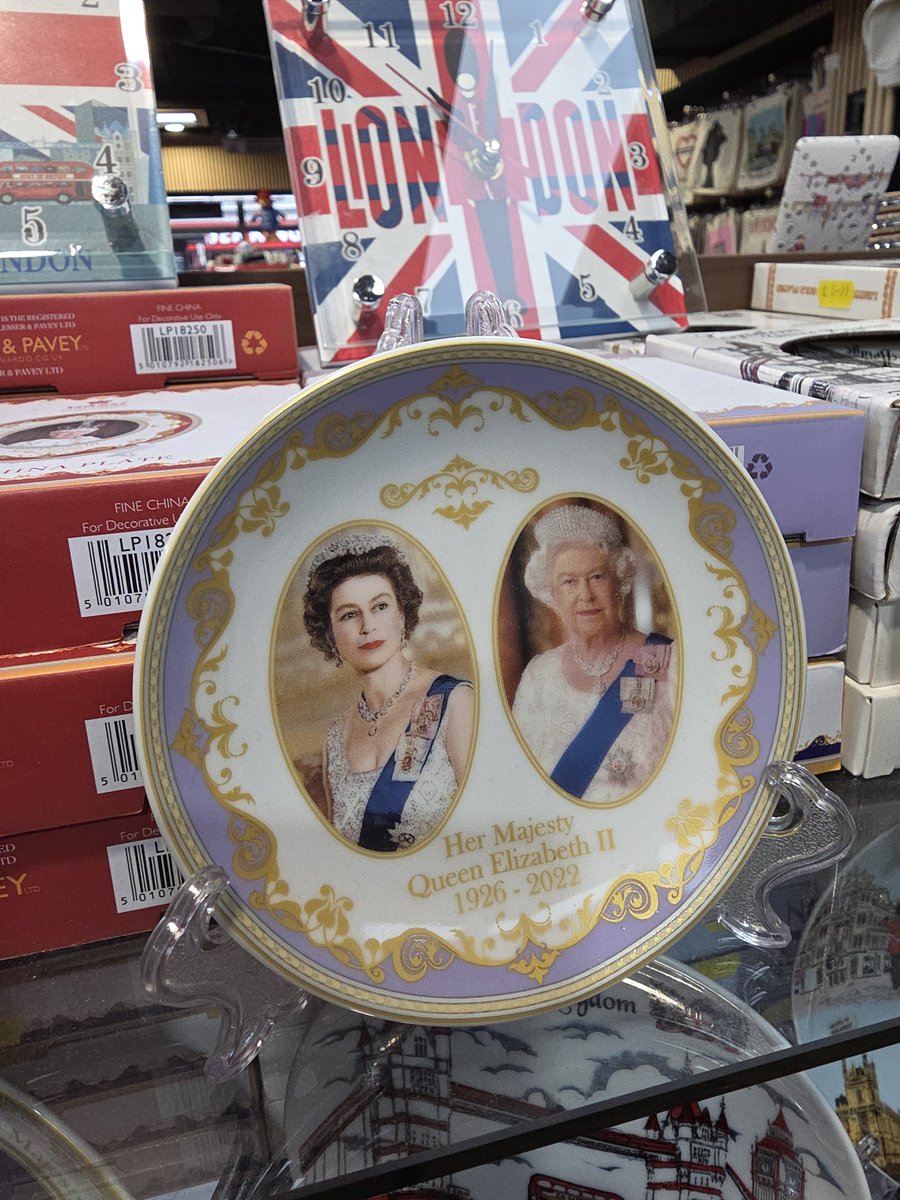 coraliehochet's tweet image. Trop de choix 🤣 #charles #UKKing  et un charme fou pour des assiettes #london