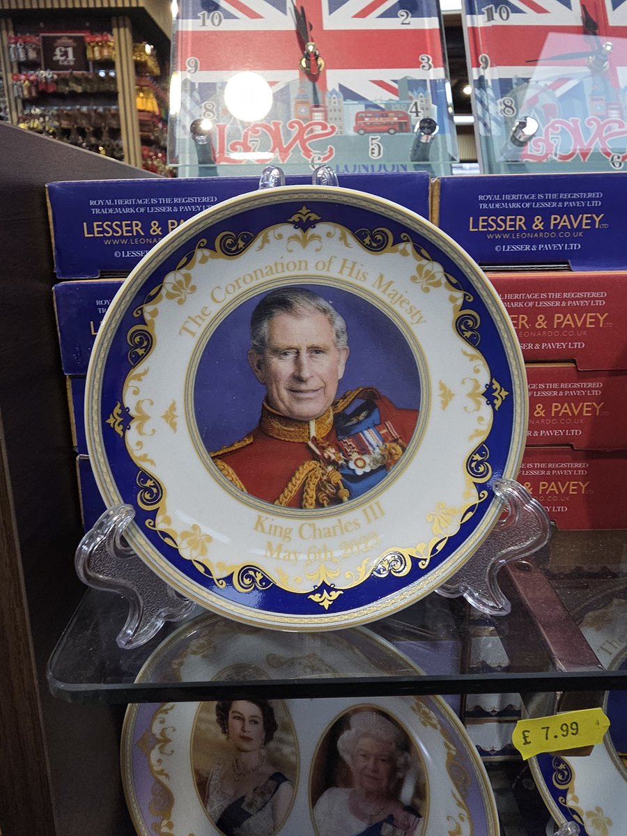 coraliehochet's tweet image. Trop de choix 🤣 #charles #UKKing  et un charme fou pour des assiettes #london