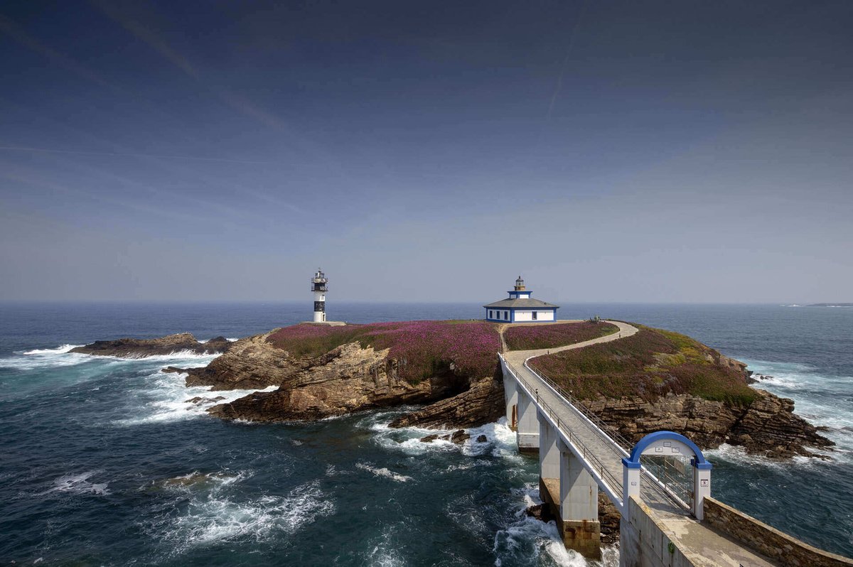 luxurytrainst's tweet image. 🌊✨ The kind of place not everyone knows about 👇

Open sea. 
Cliffs. 
Silence.

Ribadeo 🤍

💡 The best places... aren't always the most famous ones.

🔗luxurytrainstravel.com/places/ribadeo

#TravelDreams #Spain #UniqueTravel #Coast #TravelBetter