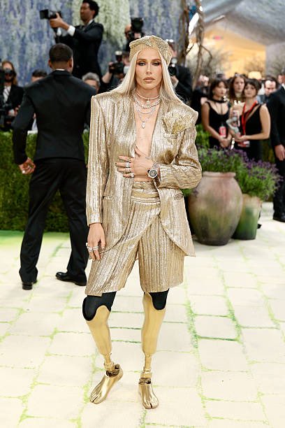 2026MetGala's tweet photo. Lauren Wasser at MetGala 2026 https://t.co/YqLA1mb8Id
