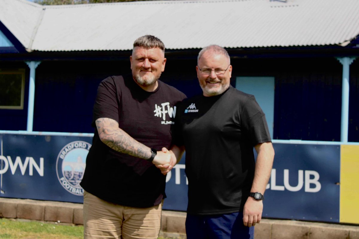 AS_FootyReview's tweet photo. @carr_chrissyc84 you are one hell of a guyโฆ. ๐๐ฉต a @BradfordTownFC Treasureโฆ ๐๐ผโฝ๏ธ #FW #SupportingCF #ThankYou #BradfordTown https://t.co/r1dYoPnZGB