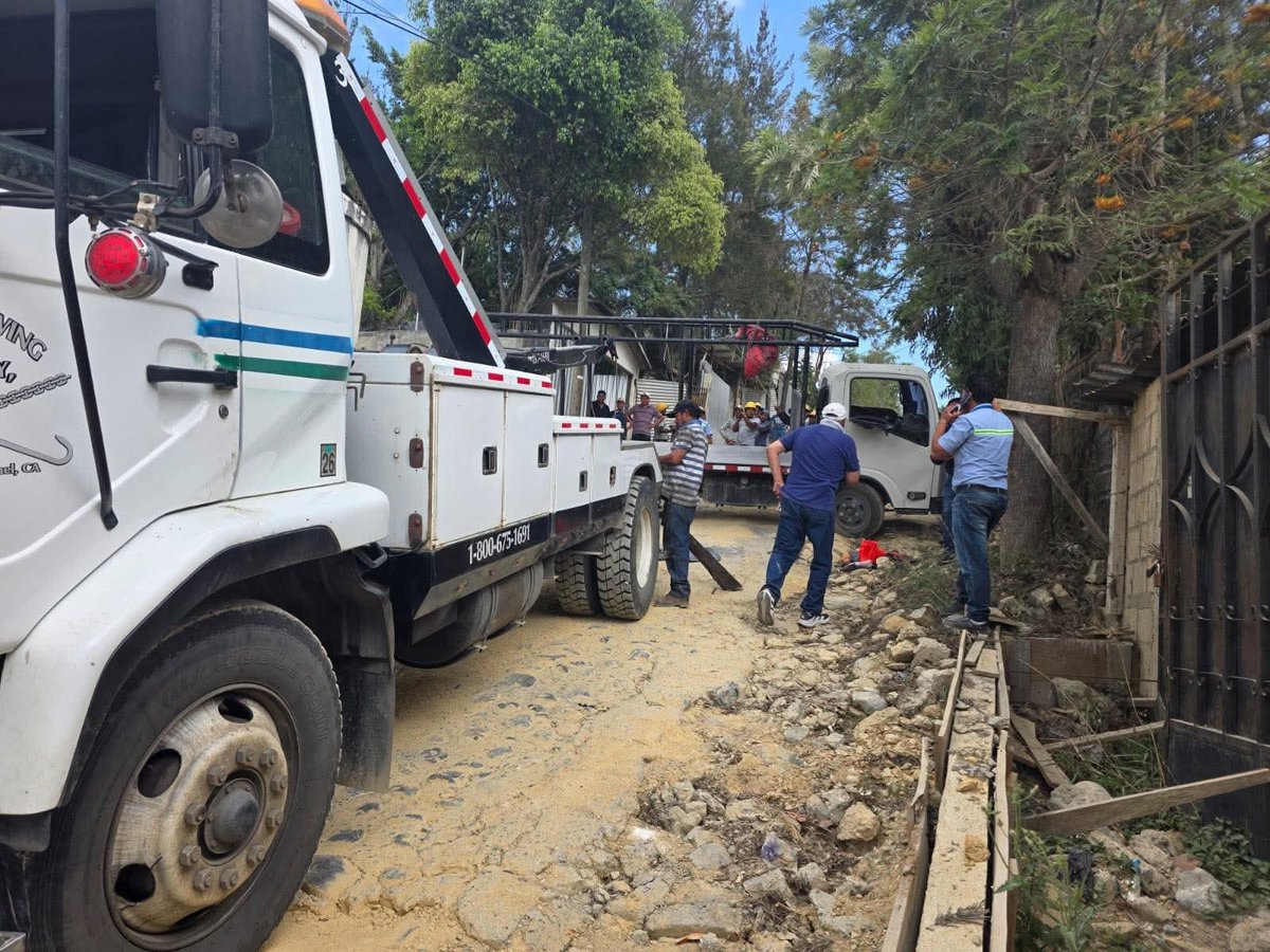 #EURegionales│Un vehículo tipo camión volcó en la zona 11, en las inmediaciones del cementerio Cambotillo, en #Huehuetenango. Autoridades atienden la emergencia en el lugar, mientras se reportan complicaciones en el tránsito del sector.