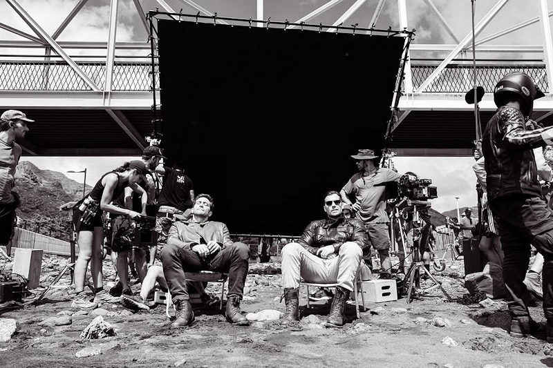 WhiteWolf_14's tweet image. Henry Cavill and Jake Gyllenhaal 🔥

#behindthescenes #InTheGrey
