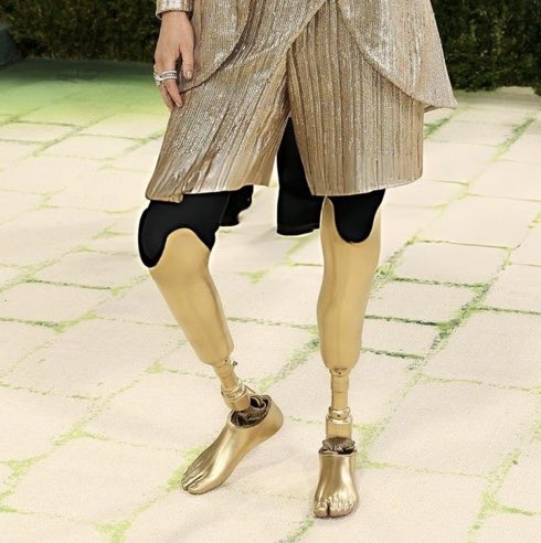 GOLD PROSTHETIC LEGS? SHE FCKING TOREEE OMFG😭😭😭