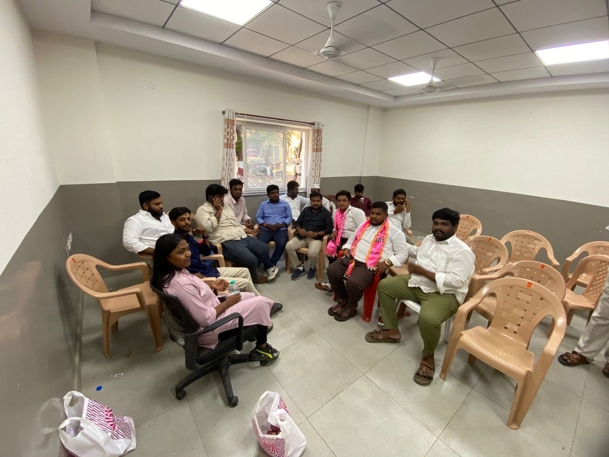 SGufranuddin's tweet photo. Secretariat muttadi by #teambrsv and injured during protest @KTRBRS @GelluSrinuBRS @KarthikIndrAnna @BrsSabithaIndra @BRSparty @pratyushgvh @BRSParty_News @Krishank_BRS @BRSHarish https://t.co/WnqxtMlJUR