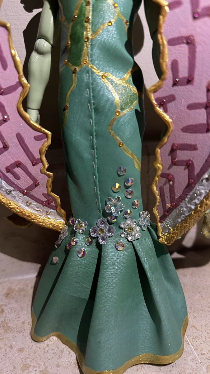 steffmorganzzi's tweet photo. ✨Details🏺🧠🌸 #dolltwt #metgalan https://t.co/Xt9231iVrE