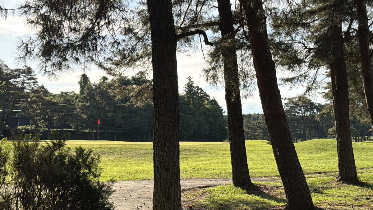 と、歩いてたら立て続けに2台に追い抜かれた。
狭い道なので脇に避けないと危ない。
さて、前回引き返した地点より先へ。