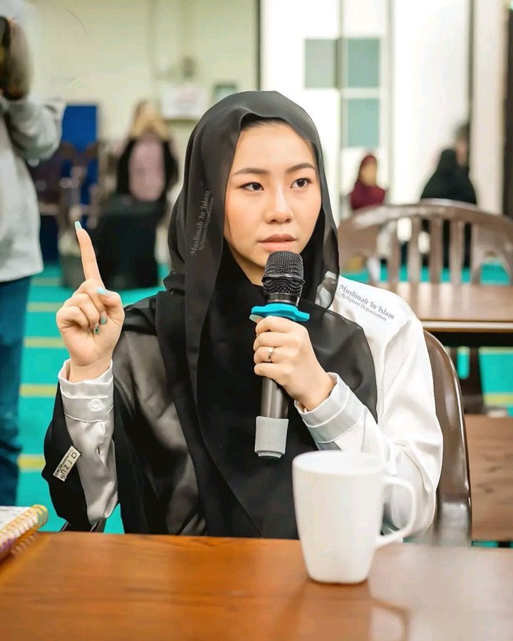 A young japanese lady takes her shahada and embraces Islam. ☪️