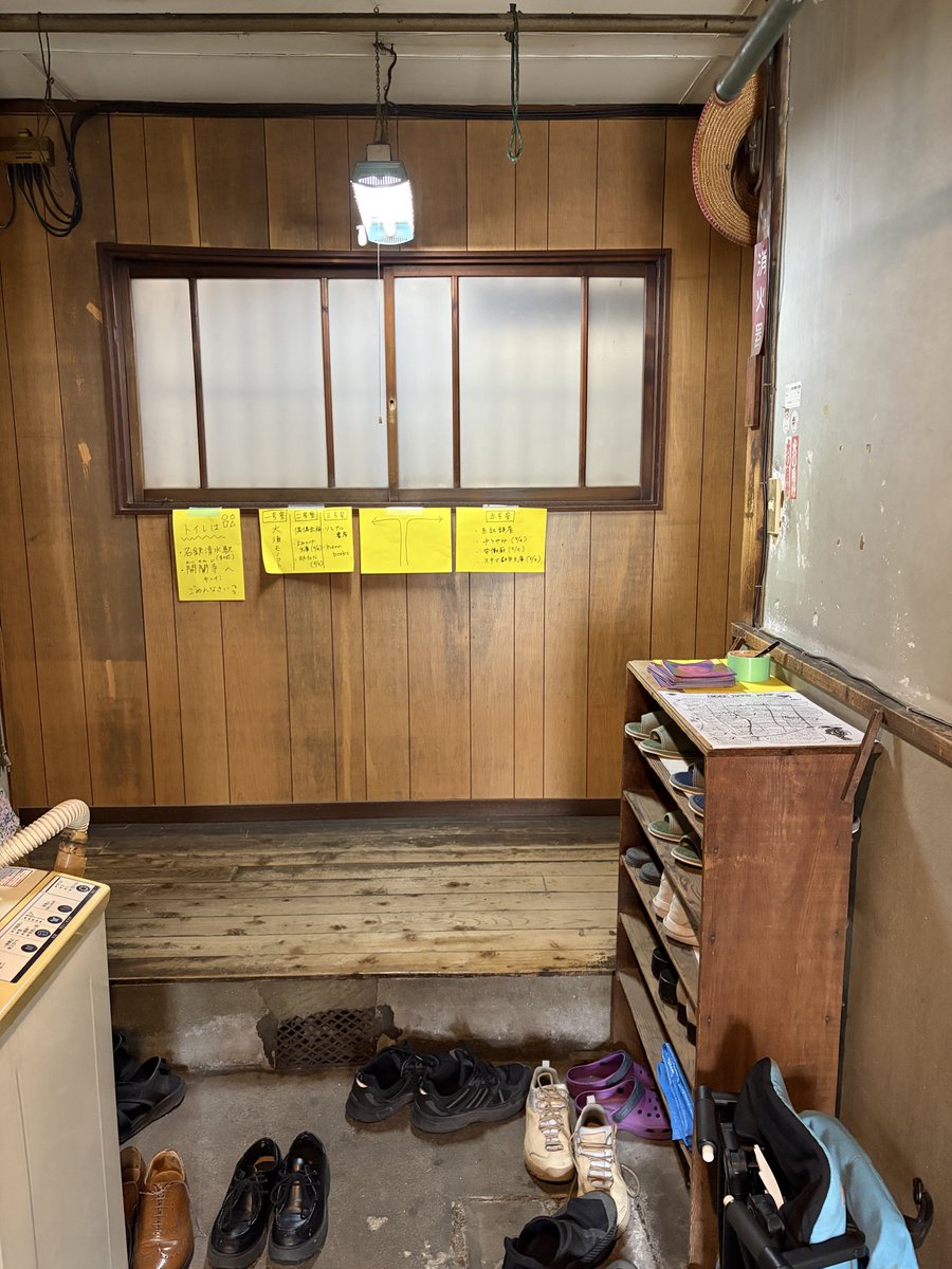 ThinkPublic2's tweet photo. 平和荘のゴチャっと感が学生時代の友人のアパートを思い出す。当時どんだけでも長居出来た畳と土壁 #BOOKBOOK https://t.co/lxjLW8W63j