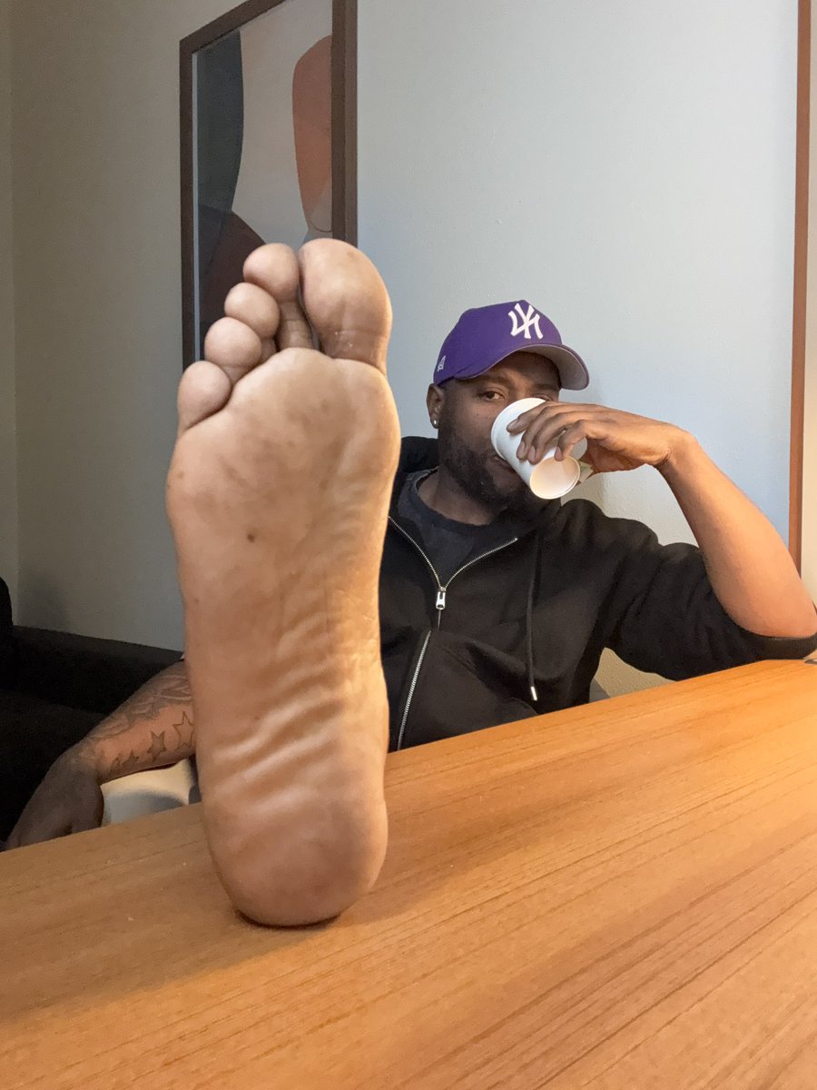 Hello Its Me 🦶🏾 tweet media